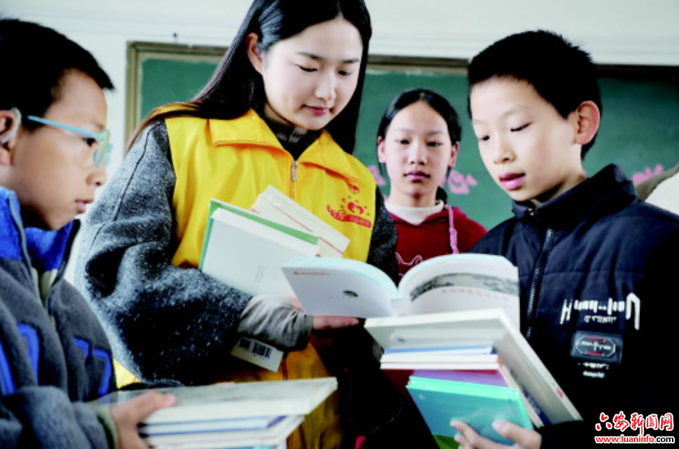 公益助学递温情